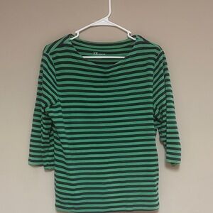 Green and Black Striped Shirt
Great condition 
3/4 sleeve
Size large